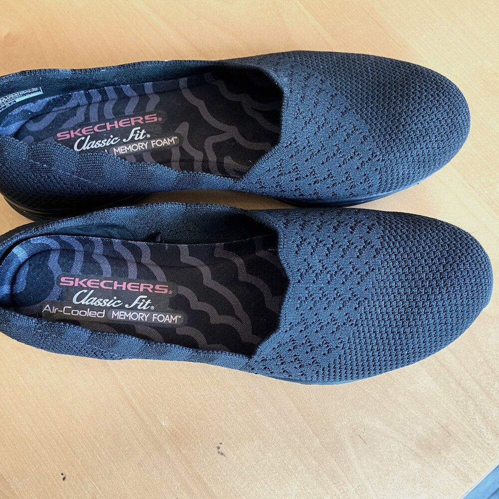Women's size 8.5 black casual Skechers